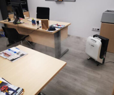 Instalación de equipos portátiles para desinfección de oficinas.